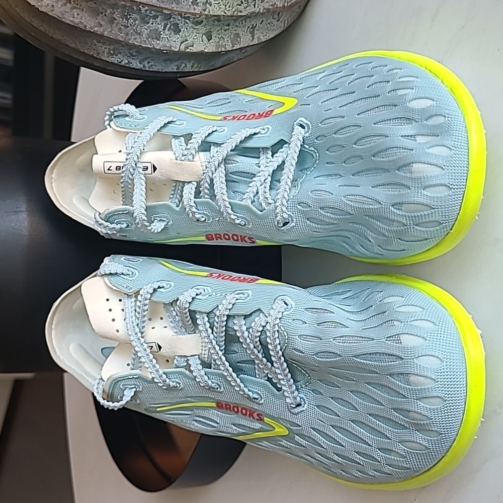 Brooks Wire V8 Long Distance Track Spikes